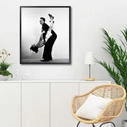 «История в черно-белых фото 108» в интерьере гостиной в скандинавском стиле над комодом