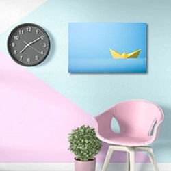 «Желтый бумажный кораблик» в интерьере комнаты в стиле поп-арт в розово-голубых цветах