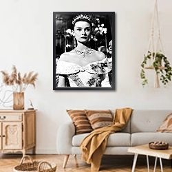 «Hepburn, Audrey (Roman Holiday)» в интерьере гостиной в стиле ретро над диваном