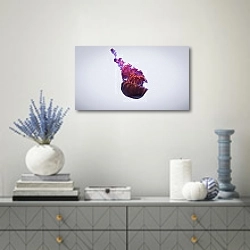 «Розовая медуза» в интерьере современной гостиной с голубыми деталями