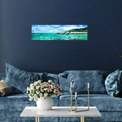 «Панорама с коралловым рифом» в интерьере стильной синей гостиной над диваном