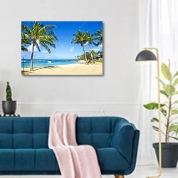 «Пальмы на песчаном пляже на Гавайях» в интерьере современной гостиной над синим диваном