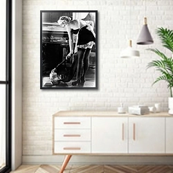 «История в черно-белых фото 373» в интерьере комнаты в скандинавском стиле над тумбой