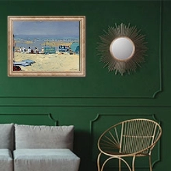 «Отлив 4» в интерьере классической гостиной с зеленой стеной над диваном
