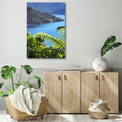 «Пейзаж с папоротником, символом Новой Зеландии » в интерьере современной комнаты над комодом