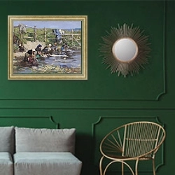«Прачки у потока» в интерьере классической гостиной с зеленой стеной над диваном