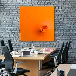«Оранжевый воздушный шар» в интерьере современного офиса с черной кирпичной стеной