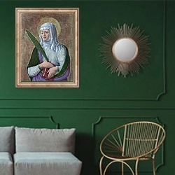 «Святой в образе женщины» в интерьере классической гостиной с зеленой стеной над диваном