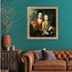 «Двое детей» в интерьере гостиной с зеленой стеной над диваном