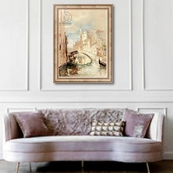 «Bridge over a Canal in Venice» в интерьере гостиной в классическом стиле над диваном