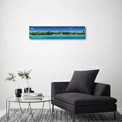 «Экзотические пальмы на тропическом пляже» в интерьере современной комнаты с серой банкеткой