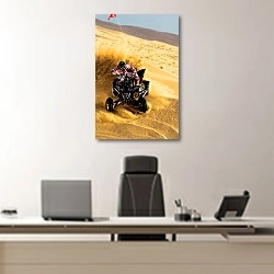«Гонщик на квадроцикле в пустыне» в интерьере кабинета директора над офисным креслом