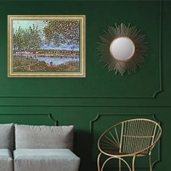 «Дорожка к старому парому в Би» в интерьере классической гостиной с зеленой стеной над диваном