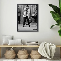 «Элвис Пресли 9» в интерьере комнаты в стиле ретро с плетеными корзинами