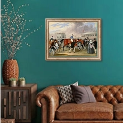 «The Derby Pets- The Winner 1840» в интерьере гостиной с зеленой стеной над диваном