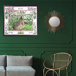 «May» в интерьере классической гостиной с зеленой стеной над диваном