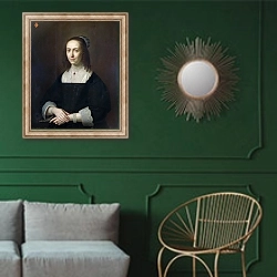 «Портрет леди с веером» в интерьере классической гостиной с зеленой стеной над диваном