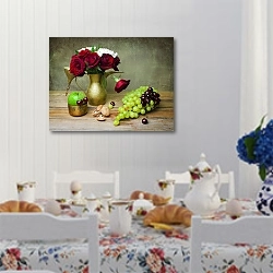 «Натюрморт с букетом из красных и белых роз в винтажном золотом чайнике с фруктами » в интерьере кухни в стиле прованс над столом с завтраком