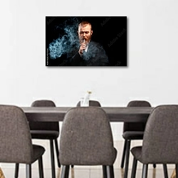 «Мужчина с рыжей бородой курит электронную сигарету» в интерьере переговорной комнаты в офисе