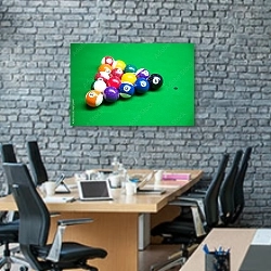 «Бильярдные шары для снукера» в интерьере современного офиса с черной кирпичной стеной
