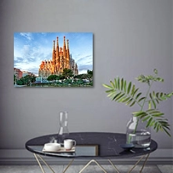 «Храм Святого Семейства в Барселоне, Испания» в интерьере современной гостиной в серых тонах