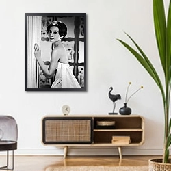 «Хепберн Одри 57» в интерьере комнаты в стиле ретро над тумбой
