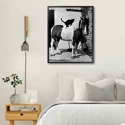 «История в черно-белых фото 998» в интерьере белой спальни в скандинавском стиле