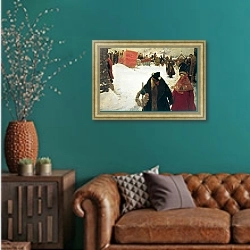 «Приезд иностранцев. XVII век. 1901» в интерьере гостиной с зеленой стеной над диваном