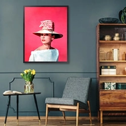 «Hepburn, Audrey 38» в интерьере гостиной в стиле ретро в серых тонах