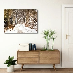 «Олень на обочине снежной дороги» в интерьере современной прихожей над тумбой