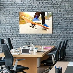 «Скейтбордист » в интерьере современного офиса с черной кирпичной стеной