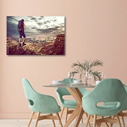 «Турист в каньоне» в интерьере современной столовой в пастельных тонах