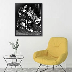 «История в черно-белых фото 62» в интерьере комнаты в скандинавском стиле с желтым креслом