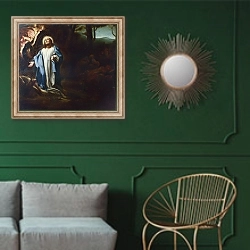 «Муки в саду» в интерьере классической гостиной с зеленой стеной над диваном