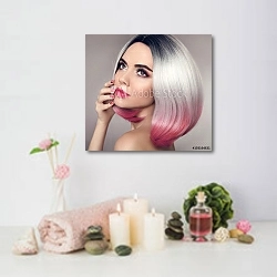 «Девушка с серебристо-розовыми волосами и макияжем» в интерьере салона красоты