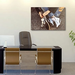 «Девушка со скейтбордом» в интерьере офиса над столом начальника