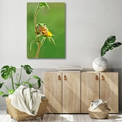 «Лягушонок на цветке» в интерьере современной комнаты над комодом