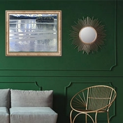 «Озеро Кейтеле» в интерьере классической гостиной с зеленой стеной над диваном