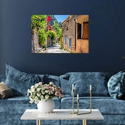 «Улицы деревни Мустье-Сент-Мари в Провансе, Франция» в интерьере современной гостиной в синем цвете