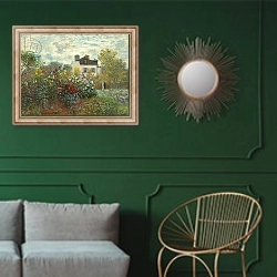 «The Artist's Garden in Argenteuil, 1873» в интерьере классической гостиной с зеленой стеной над диваном