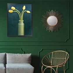 «Four Yellow Tulips, 1982» в интерьере классической гостиной с зеленой стеной над диваном