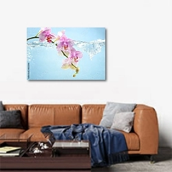 «Орхидея в воде» в интерьере современной гостиной над диваном