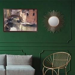 «A Quiet Canal in Venice, 1990» в интерьере классической гостиной с зеленой стеной над диваном