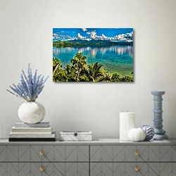 «Острова Фиджи» в интерьере современной гостиной с голубыми деталями