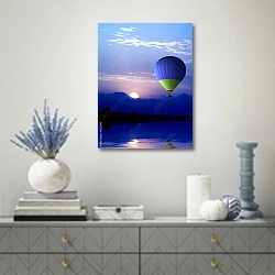 «Воздушный шар на фоне заката» в интерьере современной гостиной с голубыми деталями