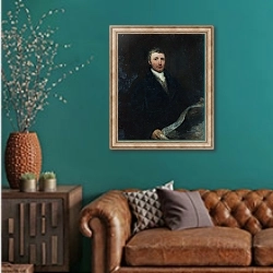 «Портрет мужчины около 45» в интерьере гостиной с зеленой стеной над диваном