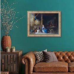 «Престарелая женщина, очищающаяся грушу» в интерьере гостиной с зеленой стеной над диваном