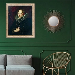 «Портрет женщины 10» в интерьере классической гостиной с зеленой стеной над диваном