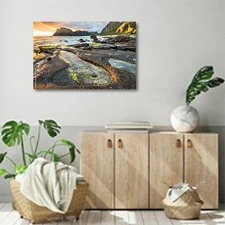 «Каменистый пляж, Норвегия» в интерьере современной комнаты над комодом