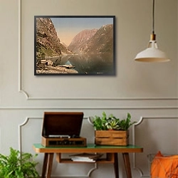 «Норвегия. Фьорд в деревне Гудванген» в интерьере комнаты в стиле ретро с проигрывателем виниловых пластинок